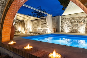 Piscine extérieure (ouverte en saison), chaises longues