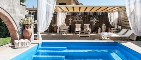 Seasonal outdoor pool, pool loungers