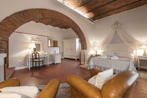 Suite, 1 Double Bed | Minibar, in-room safe, desk, free WiFi - Giardino della Pieve Relais (Cascina)