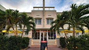 Unclassified image, 3 of 49, button - Beds n' Drinks Hostel (Miami Beach)