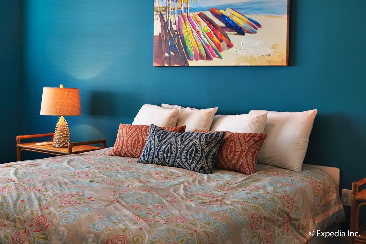 Room, 1 King Bed | In-room safe, free WiFi