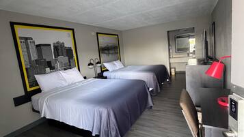 Desk, soundproofing, WiFi (free), bed sheets
