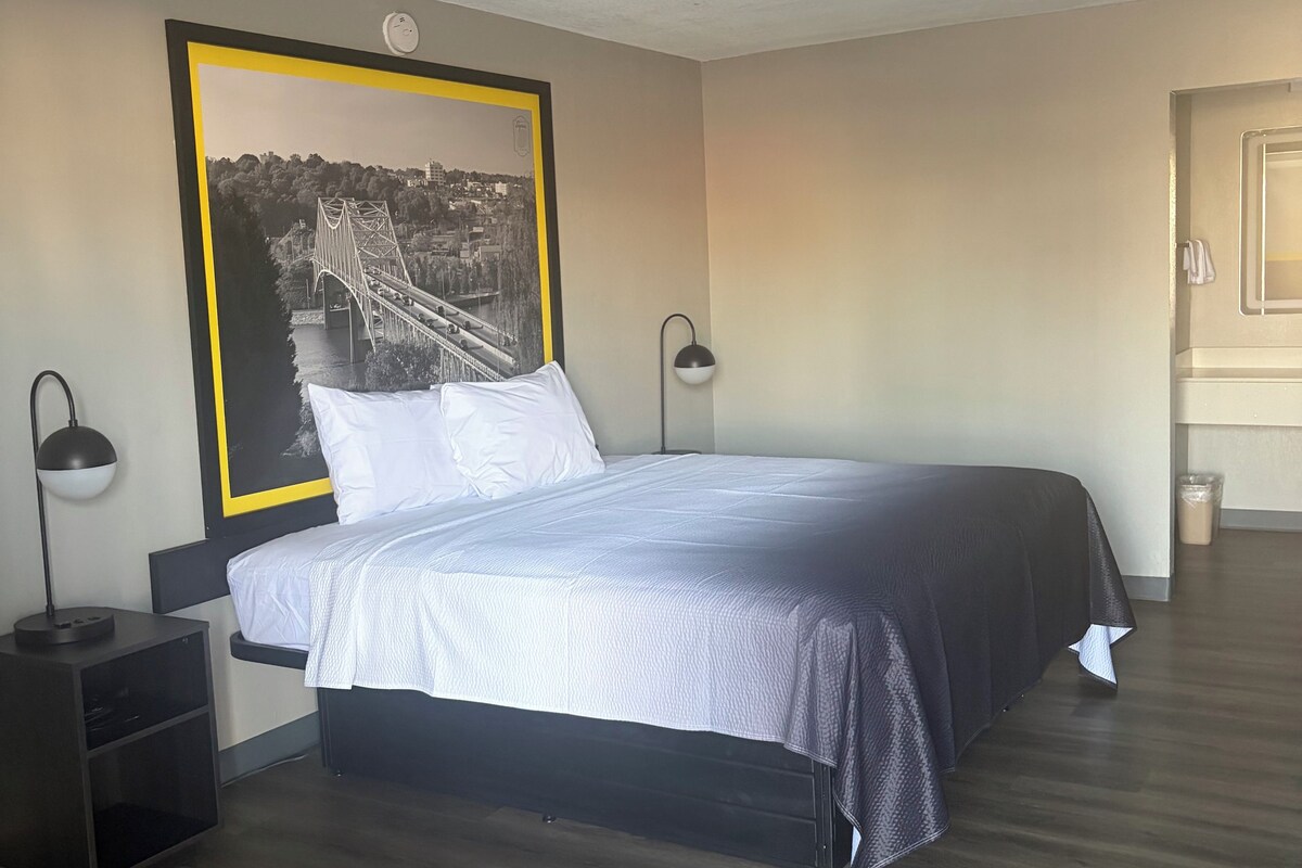 Desk, soundproofing, WiFi (free), bed sheets