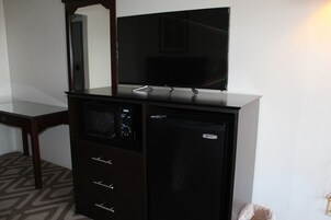 Desk, soundproofing, free WiFi, bed sheets