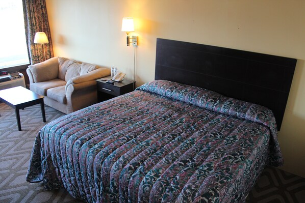 Standard Room, 1 King Bed, Non Smoking | Desk, soundproofing, free WiFi, bed sheets