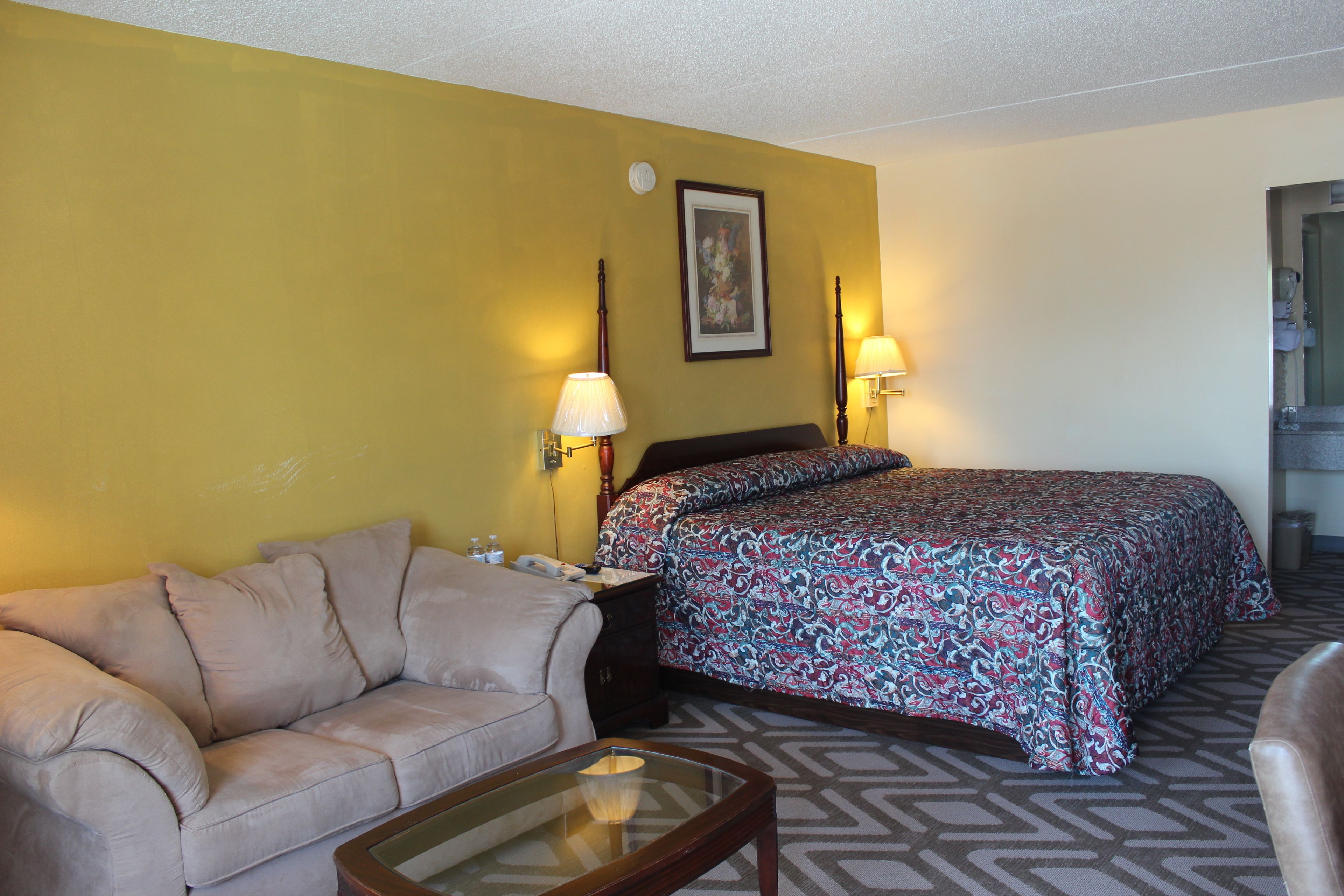 Desk, soundproofing, free WiFi, bed sheets