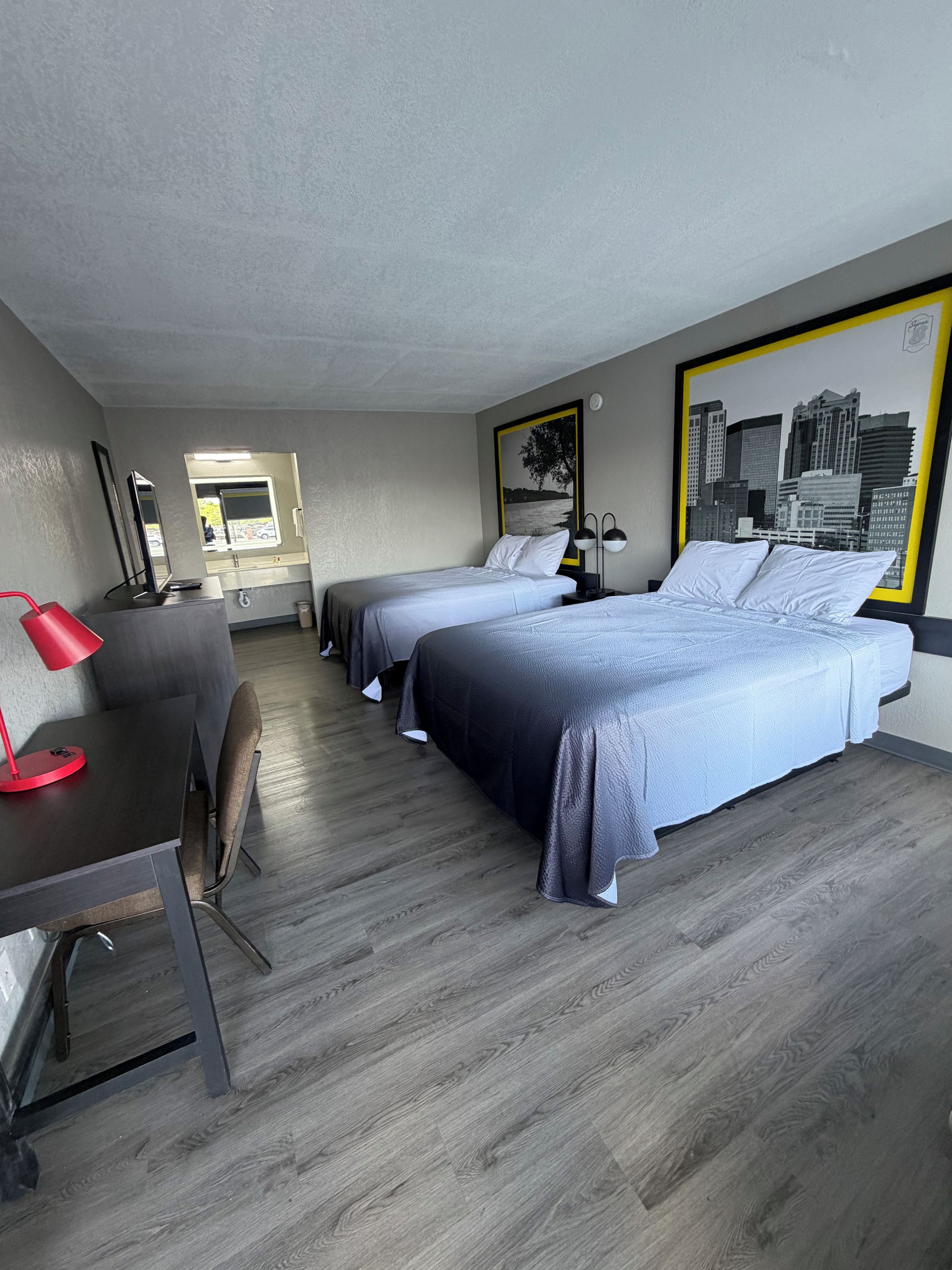 Desk, soundproofing, WiFi (free), bed sheets