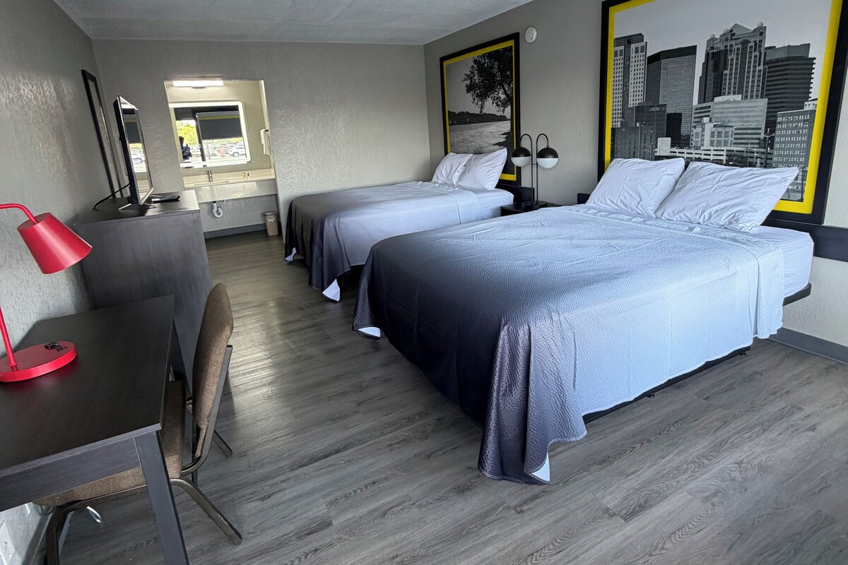 Desk, soundproofing, WiFi (free), bed sheets