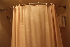 Bathroom shower - Tourway Inn (Birmingham)