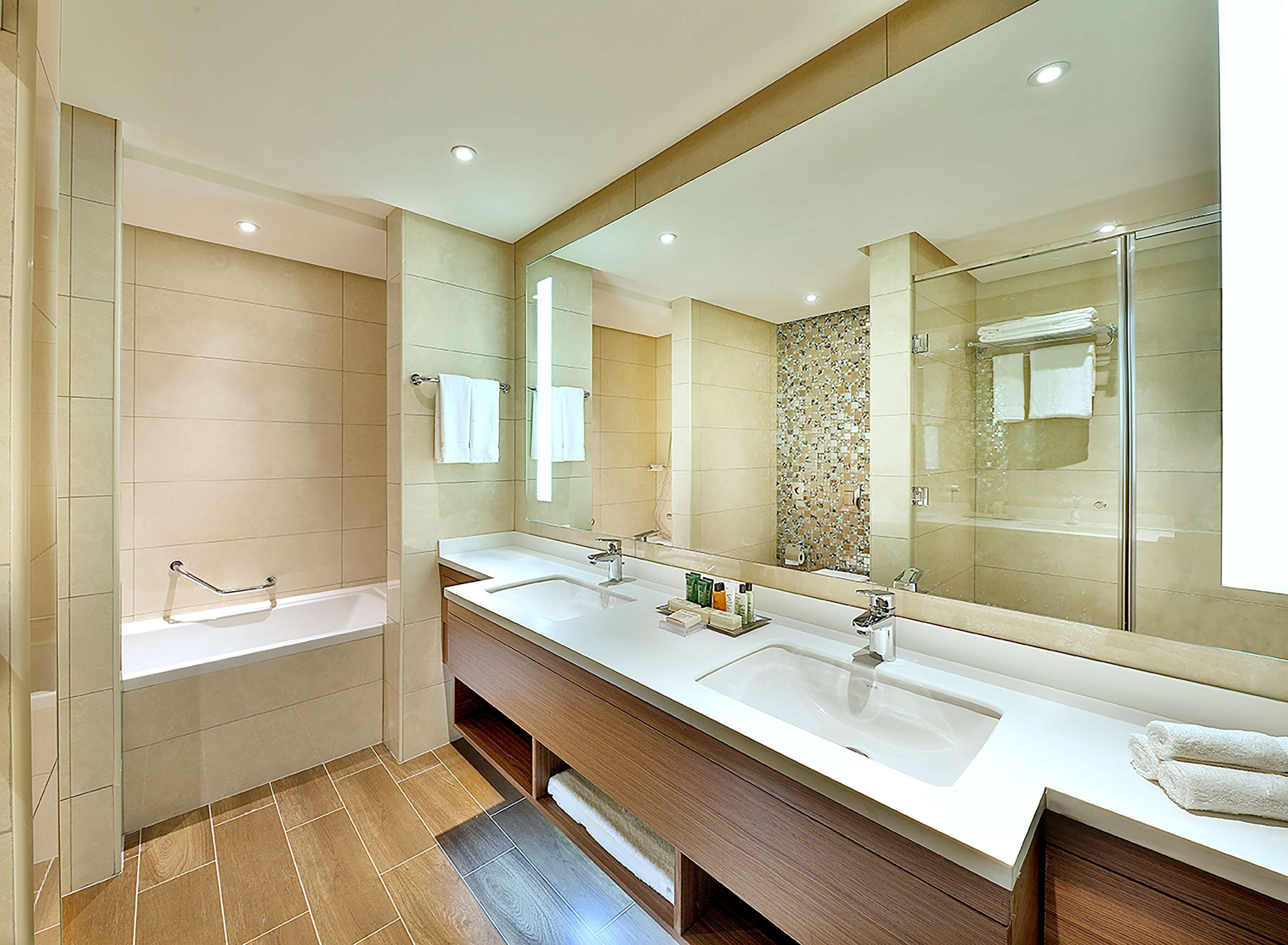 combined shower/bathtub, free toiletries, bidet, towels