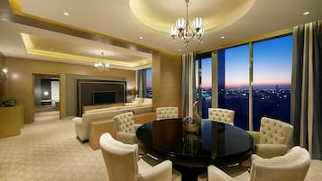 Deluxe suite, 1 slaapkamer | Woonruimte | Een 42-inch ledtelevisie met kabelzenders, televisie en een mp3-dock