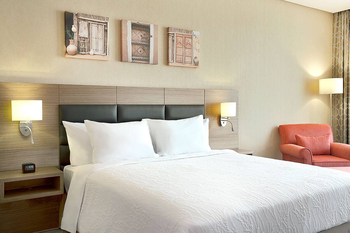 Seprai premium, minibar, brankas, dan meja kerja