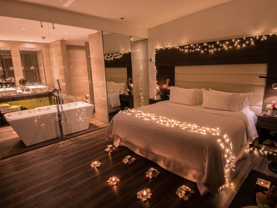 Junior Suite, 1 King Bed (Club Level) | Premium bedding, minibar, in-room safe, desk