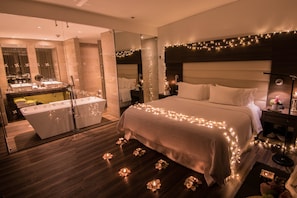 Junior Suite, 1 King Bed (Club Level) | Premium bedding, minibar, in-room safe, desk