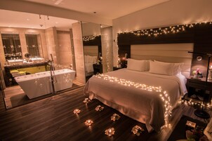 Junior Suite, 1 King Bed (Club Level) | Premium bedding, minibar, in-room safe, desk