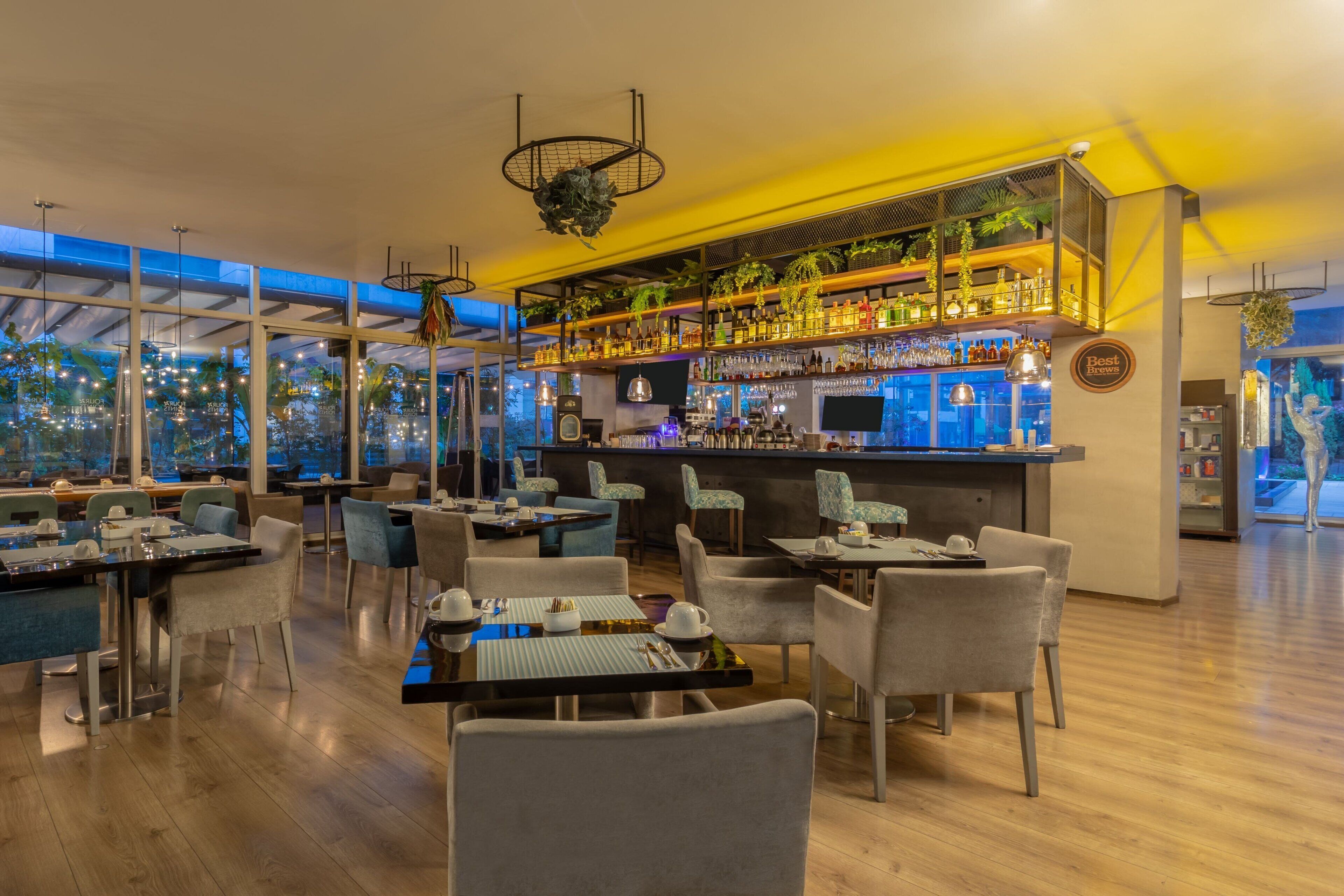 breakfast, lunch, dinner served; international cuisine