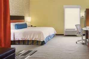 Safe på rommet, skrivebord, strykejern/-brett og barnesenger (inkludert)