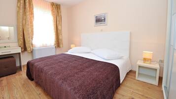 Cofres nos quartos, Wi-Fi de cortesia, roupa de cama