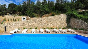 Piscina externa sazonal, piscina com cascata, guarda-sóis