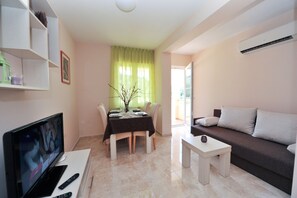70-cm plasma TV with satellite channels, TV - Lastura Aparthotel & Mobile Homes (Novalja)