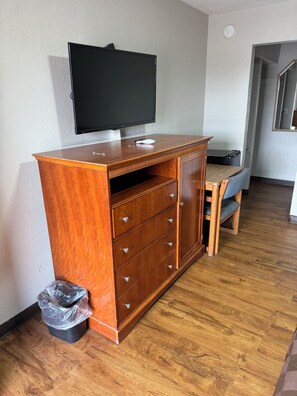 Unclassified image, 5 of 14, button - Regency Inn (Muskogee)