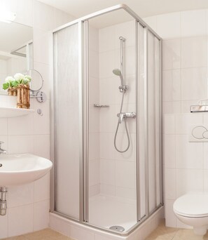 Regadera, amenidades de baño gratuitas, secadora de cabello, toallas 