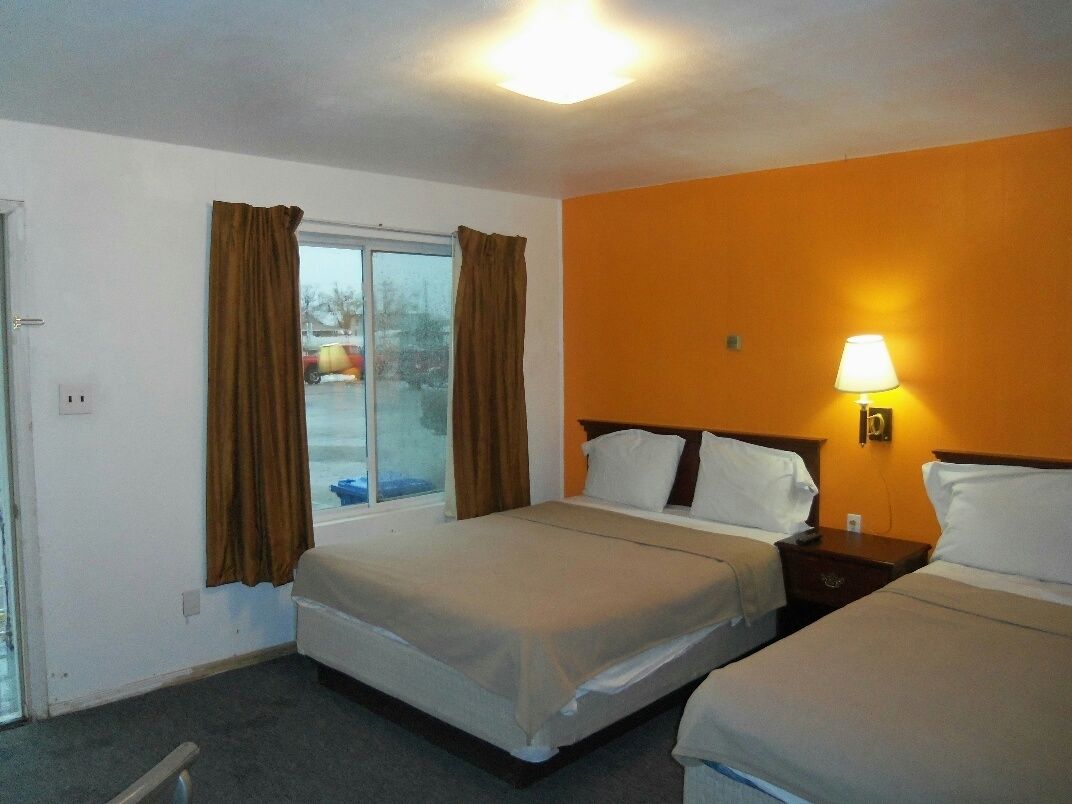 羽绒被、办公桌、笔记本电脑工作区、遮光窗帘