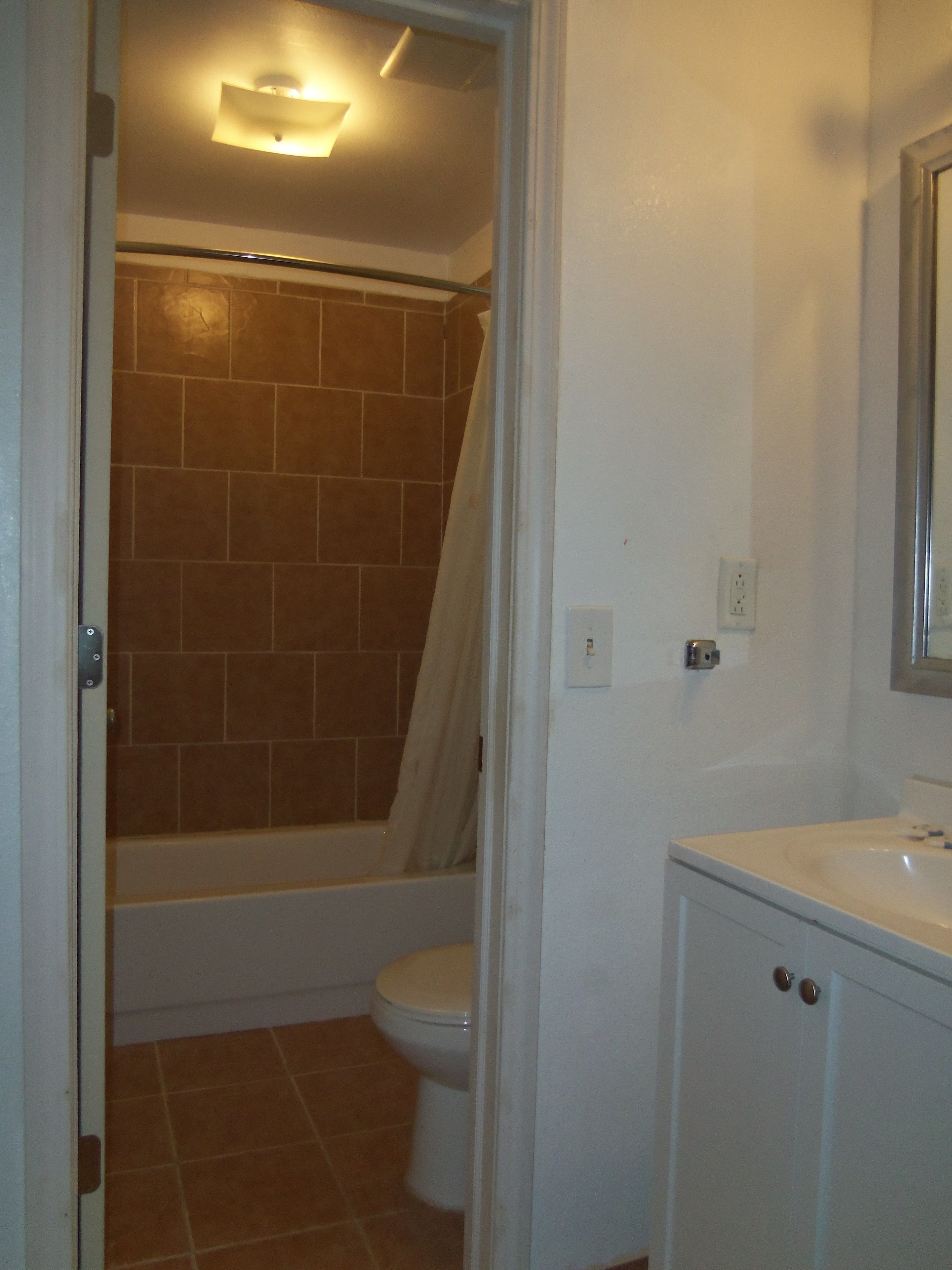 Combined shower/bathtub, rainfall showerhead, free toiletries, bathrobes