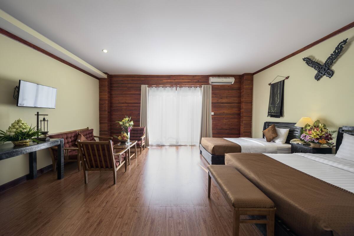 Minibar, in-room safe, desk, WiFi (free)