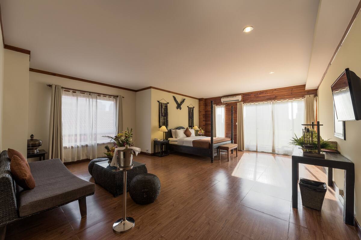 Deluxe Double Room, Balcony | Minibar, in-room safe, desk, WiFi (free)