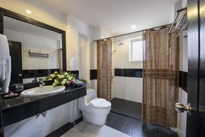 Minibar, in-room safe, desk, free WiFi - EMAN BKK Hotel (Phnom Penh)