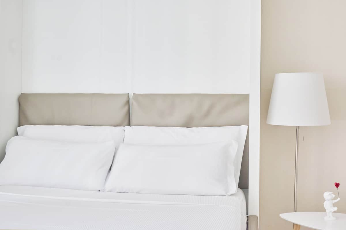 Napo 2 ( Via Napo Torriani 22 ) | Premium bedding, down comforters, individually decorated