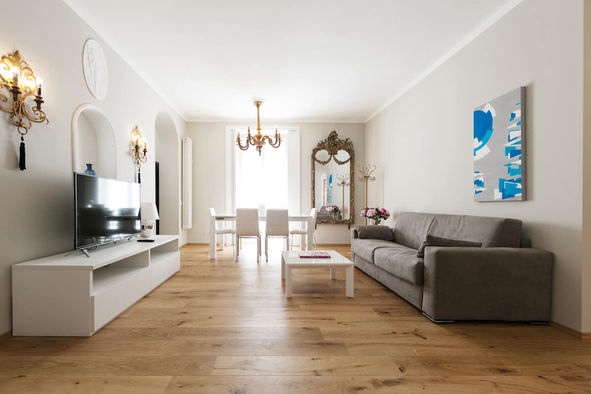 Appartement Familial, 3 chambres, cuisine (Address Via Plinio 5) | Salle de séjour | Télévision LCD de 43 pouces avec chaßnes numériques, télévision