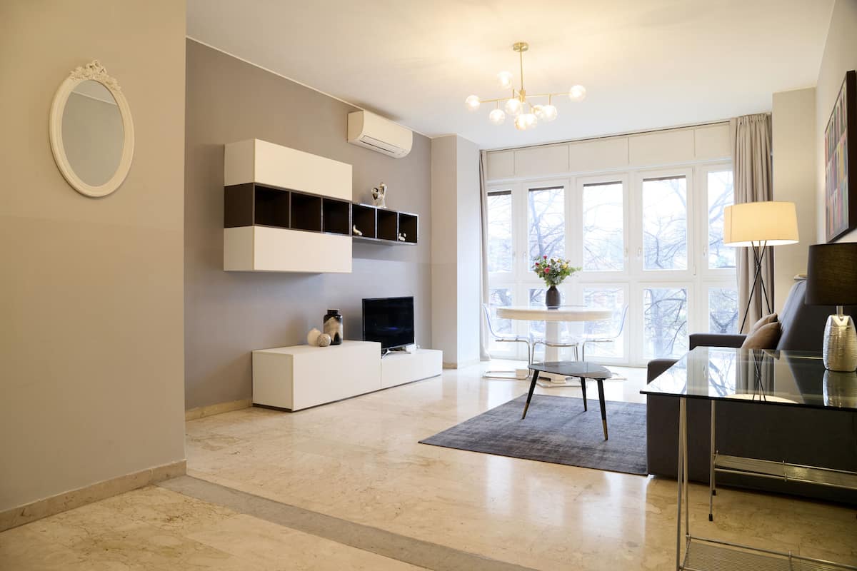 Leilighet, 2 soverom, kjøkken (Uno Address:Via Benedetto Marcello 22) | Oppholdsområde | En 43-tommers LCD-TV med digitale kanaler samt TV