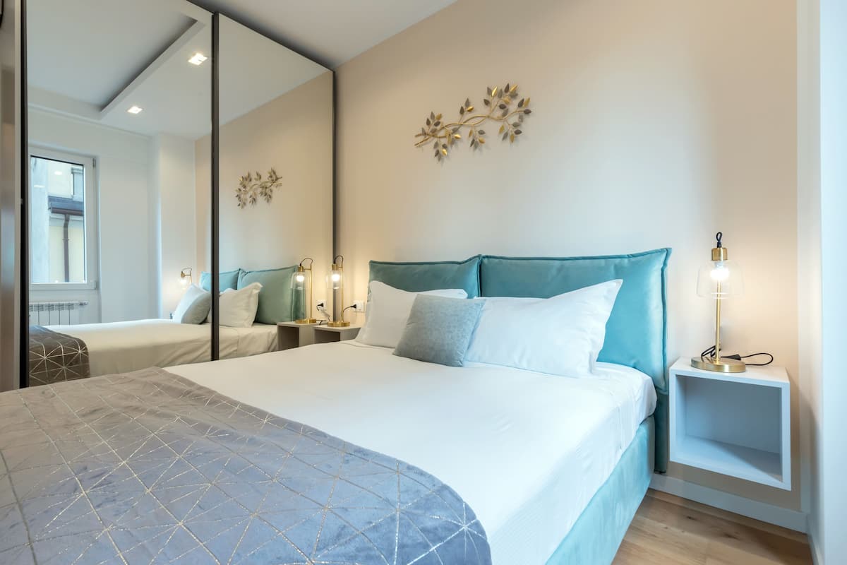 Deluxe Apartment Volturno big (Via Volturno 31) | Sengetøy av topp kvalitet, dundyner, skrivebord og strykejern/-brett