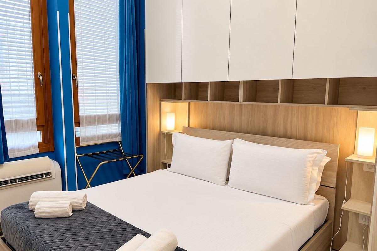 Studio | Sengetøy av topp kvalitet, dundyner, skrivebord og strykejern/-brett