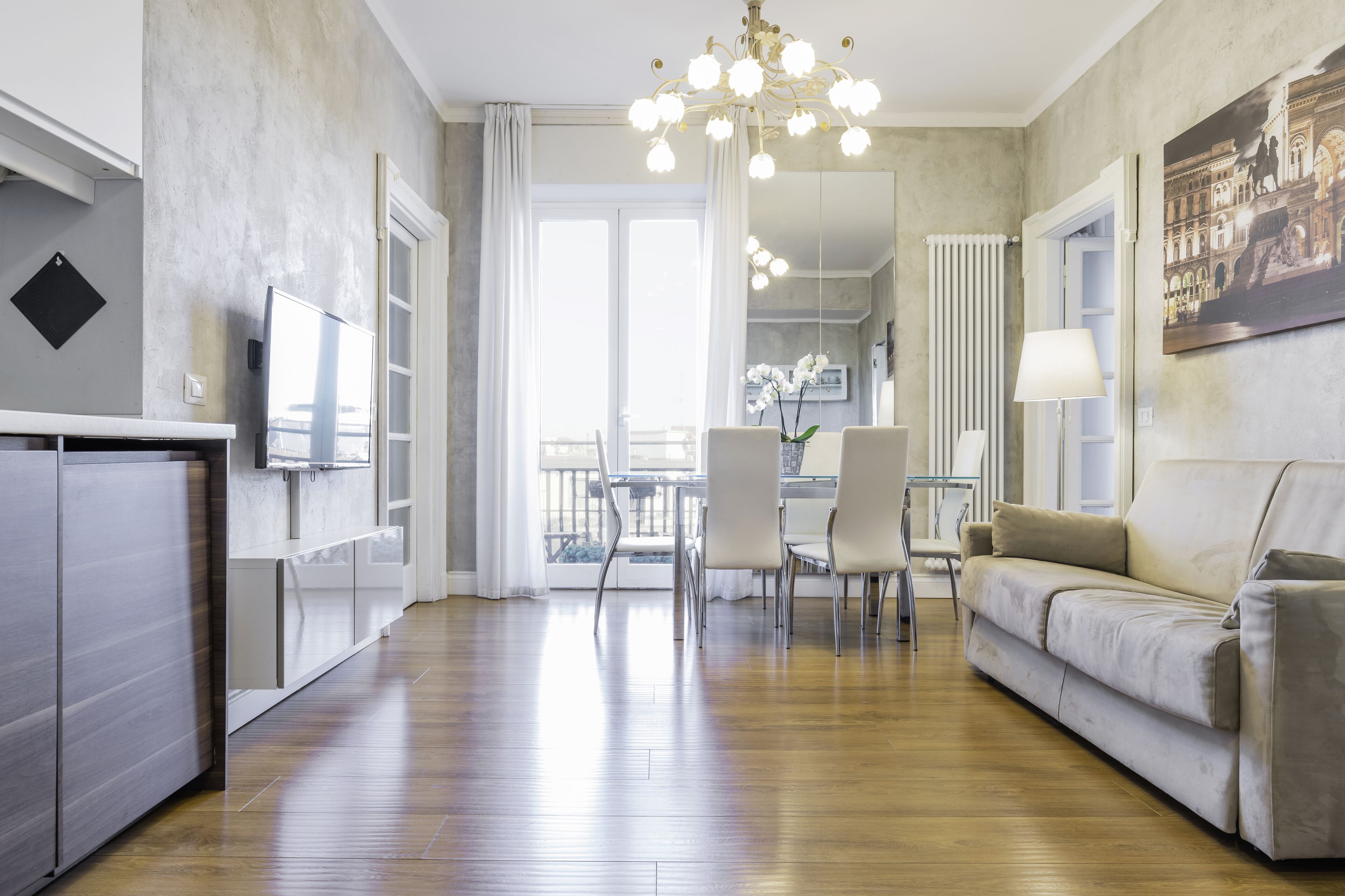 Departamento, 2 habitaciones (Address Via Plinio 24) | Sala de estar | Televisión LCD de 43 pulgadas con canales digitales y televisión 