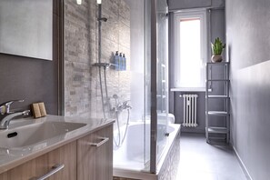 Apartment, 2 Bedrooms, Kitchen (Uno Address:Via Benedetto Marcello 22) | Bathroom | Free toiletries, hair dryer, bidet, towels
