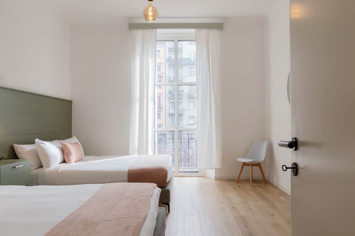 Family Apartment (Via Benedetto Marcello 93) | Sengetøy av topp kvalitet, dundyner, skrivebord og strykejern/-brett
