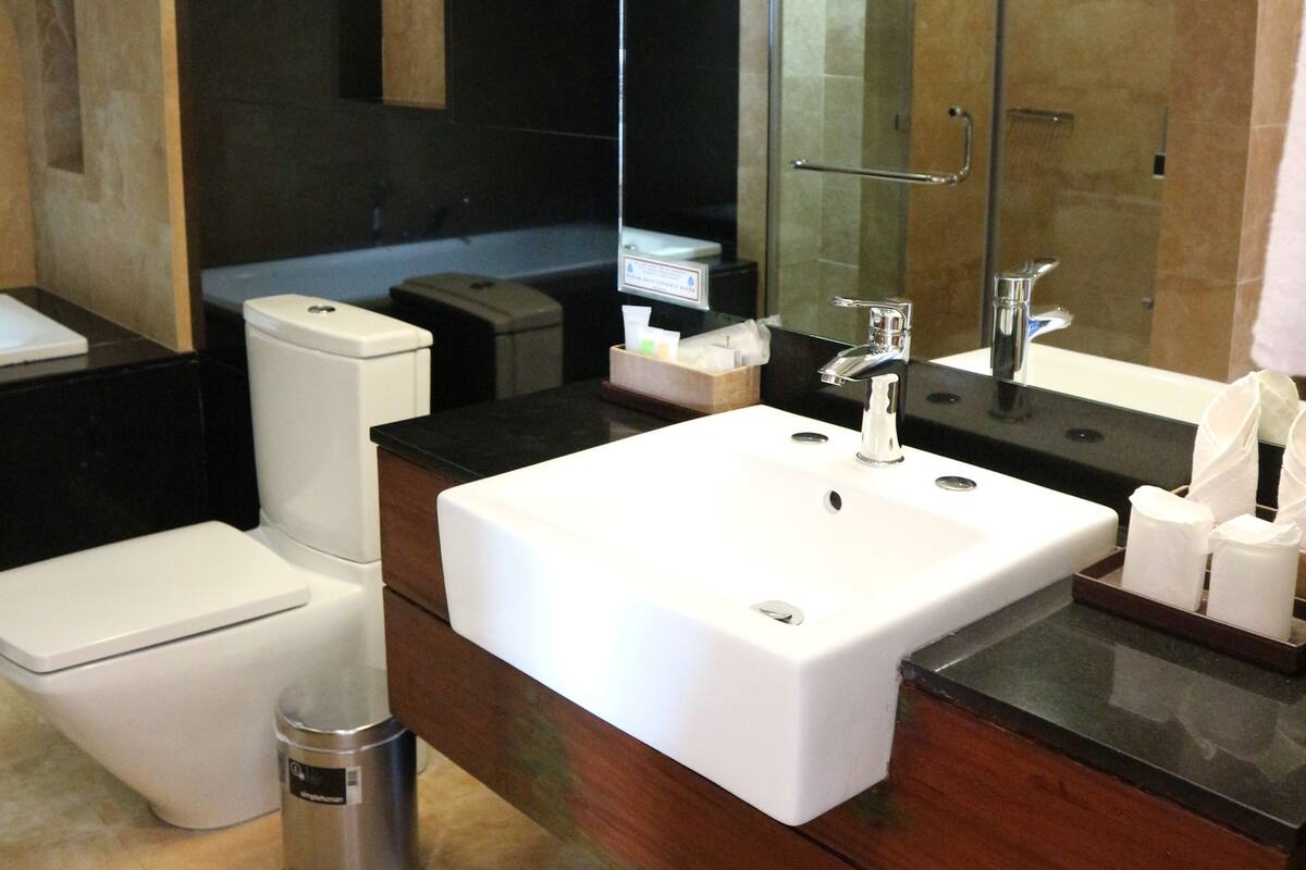 ocean view | bathroom | free toiletries, hair dryer, bidet, towels