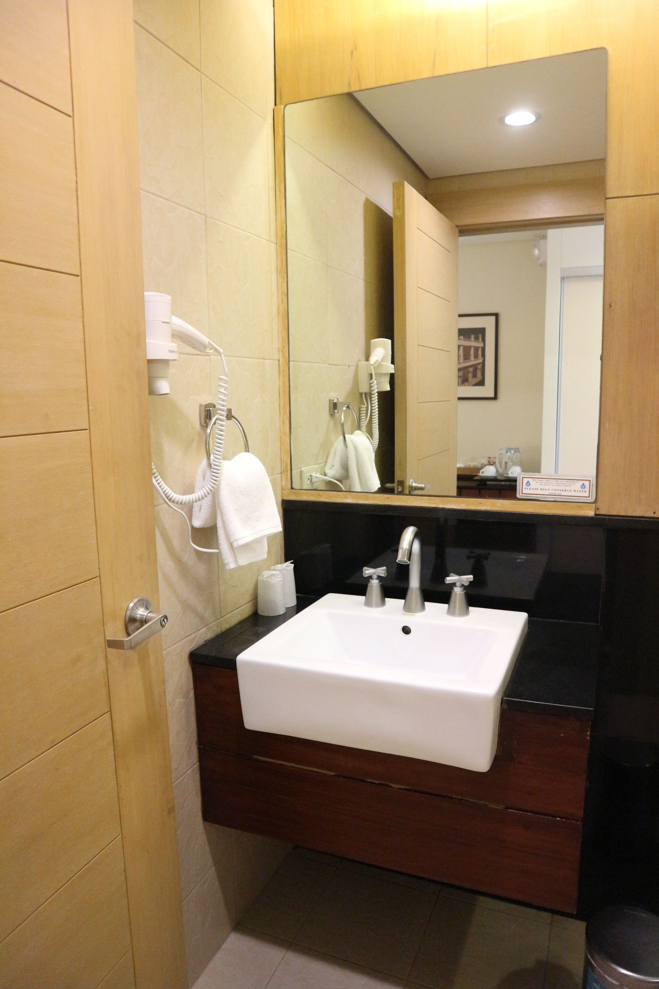 deluxe room | bathroom | free toiletries, hair dryer, bidet, towels