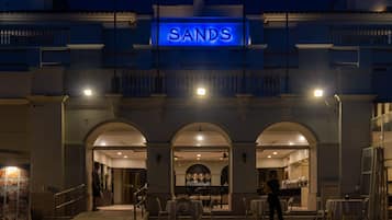 Fachada de la propiedad por la tarde o noche