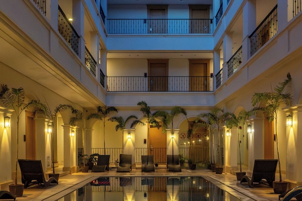 Kolam renang outdoor