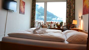 Standard Double Room, Balcony | Peralatan tempat tidur hipoalergenik, peti besi dalam bilik