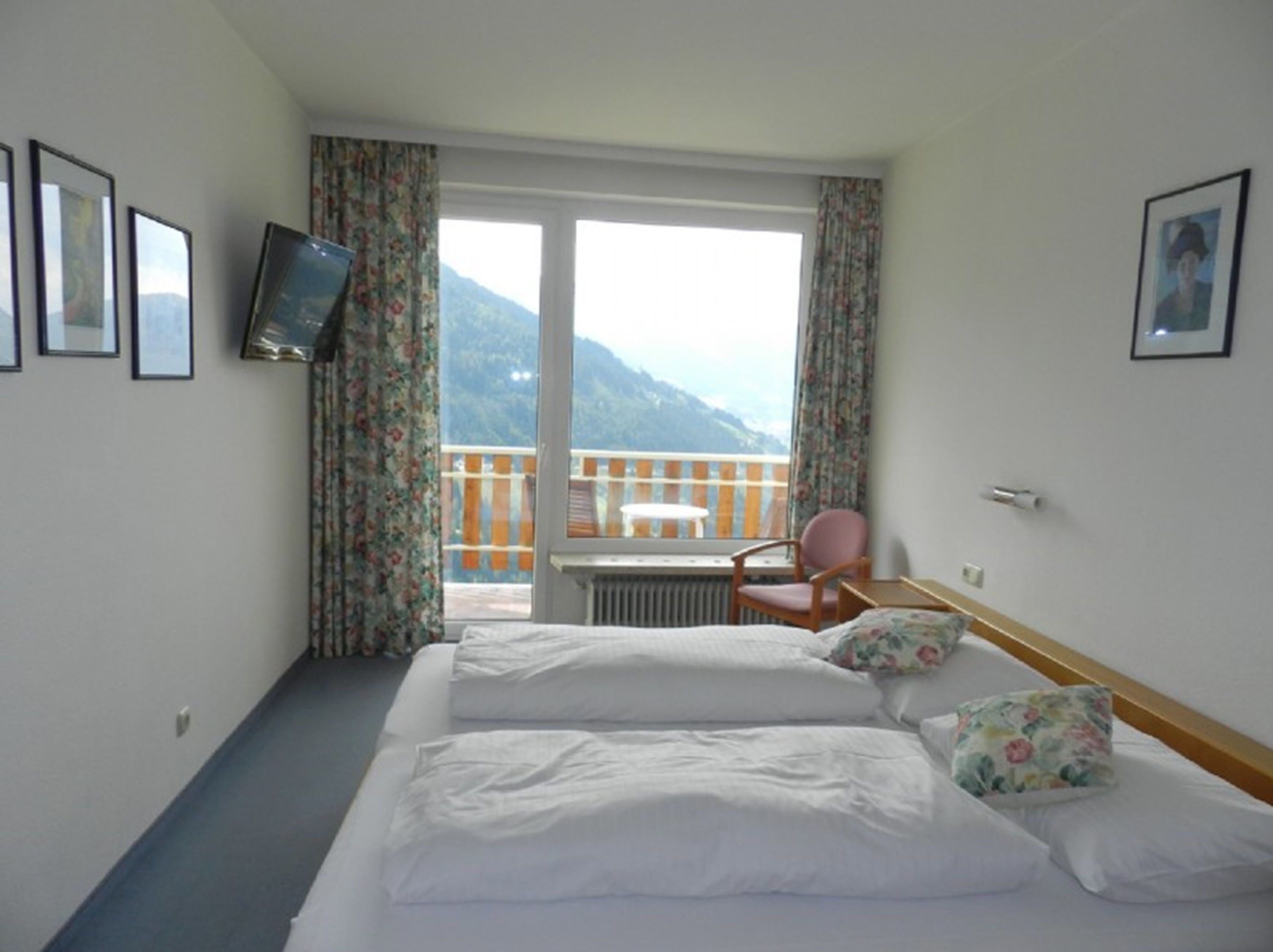 hypo-allergenic bedding, in-room safe, free wifi