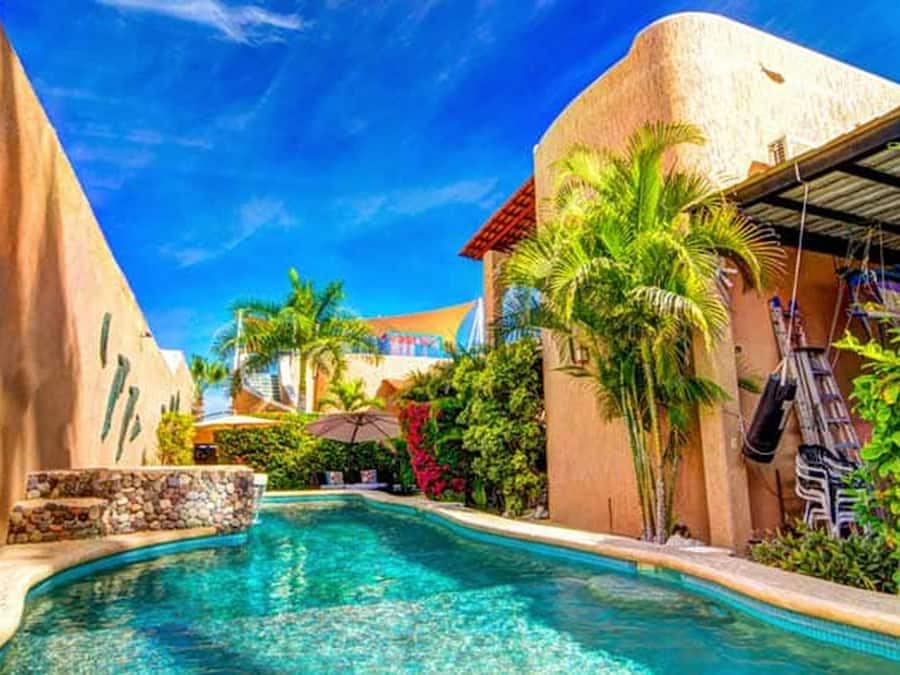 2 utendørsbassenger og solsenger