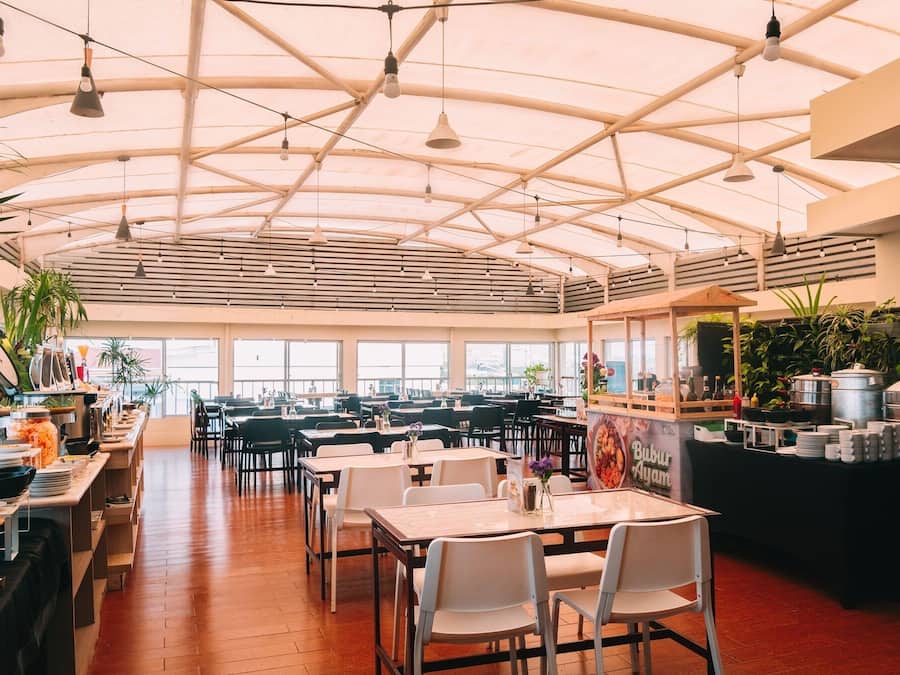 Se sirven desayunos, almuerzos y cenas; cocina indonesia