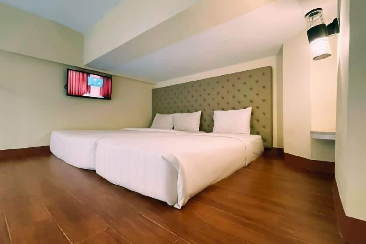 Caja de seguridad en la habitación y escritorio