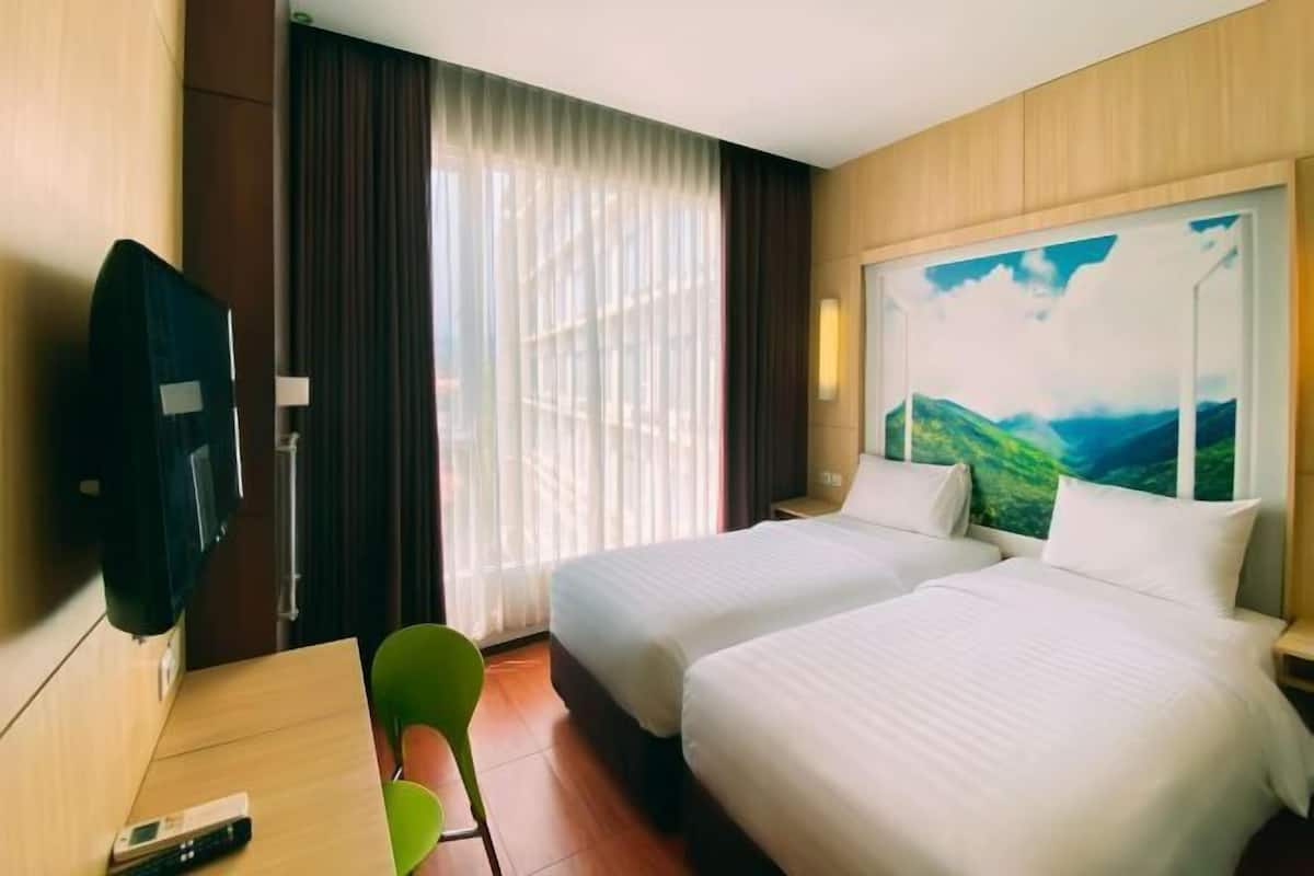 In-room safe, desk, laptop workspace, blackout drapes