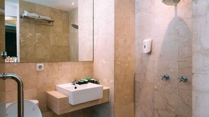 Habitación superior, 1 cama Queen size | Baño | Regadera, amenidades de baño gratuitas, pantuflas, toallas 